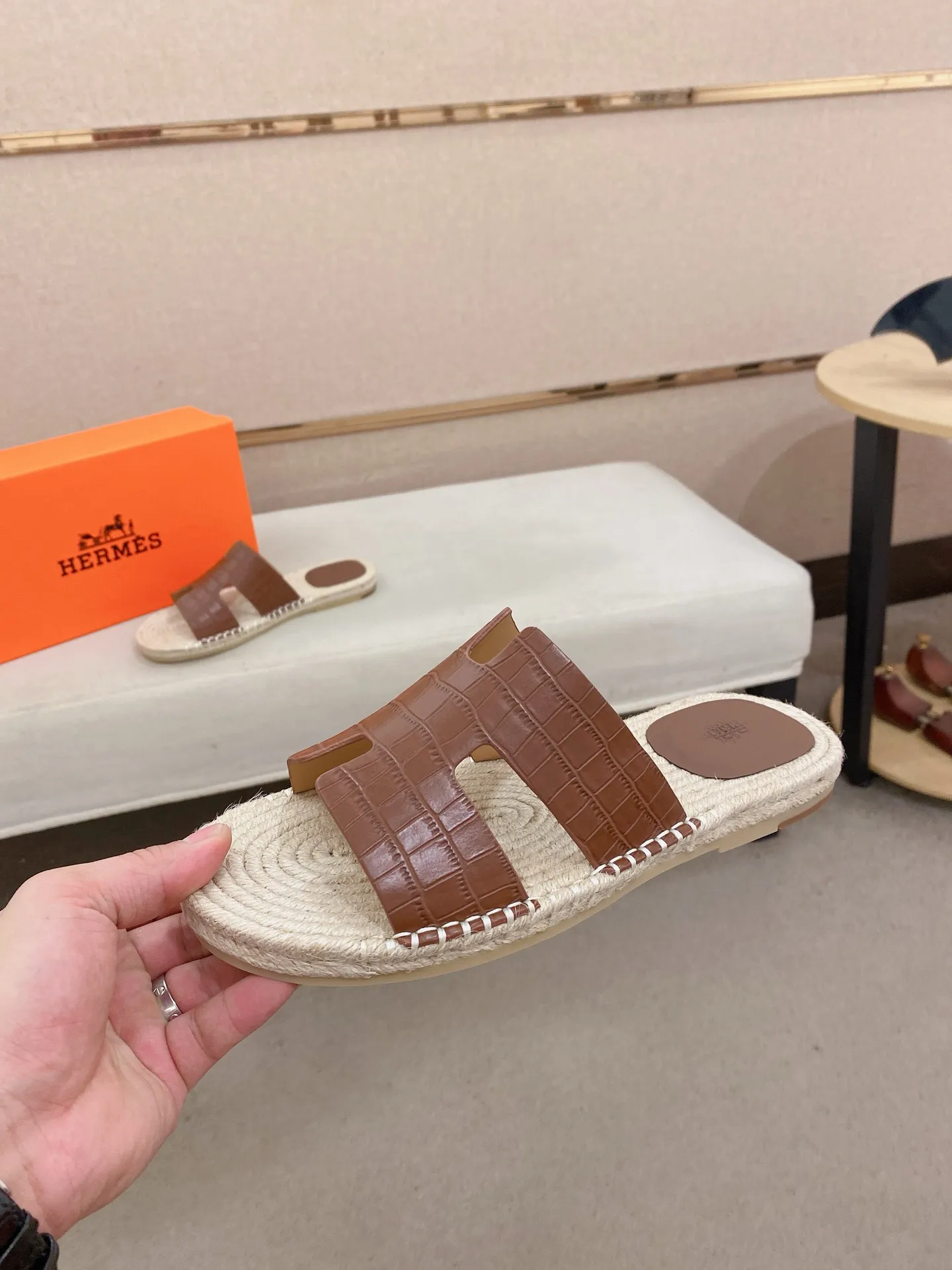 Factory price: 340💰high-end version. "HERMES" Hermès 💁♂️Men's casual slippers, compare the quality at the counter🧚🏿♂️ The upper is made of cowhide leather 🐊crocodile pattern workmanship, purely hand-drawn, raw rubber breathable and non-slip outsole, the inner is breathable and comfortable lambskin, the density is 100% comfortable, the original rubber outsole is wear-resistant and has a code number of 38-44. Can be customized 45-46-47💥🏆